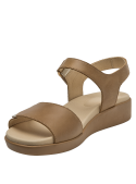 Sandalia casual chic de cuero camel, ideal para primavera y verano.
