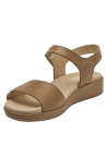 Sandalia casual chic de cuero camel, ideal para primavera y verano.