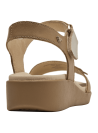 Sandalia de cuero camel para mujer con cierre de velcro y detalles metálicos elegantes.