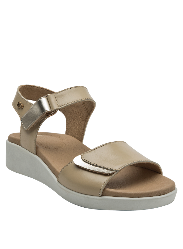 Sandalia beige casual para mujer con detalle metálico en cierre y textura lisa de cuero.