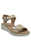 Sandalia beige casual para mujer con detalle metálico en cierre y textura lisa de cuero.