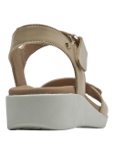 Sandalia de cuero beige para mujer, estilo casual, con cierre de velcro y acabado sofisticado.