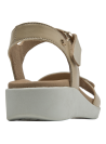 Sandalia de cuero beige para mujer, estilo casual, con cierre de velcro y acabado sofisticado.