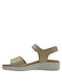 Calzado casual de cuero beige para mujer con suela blanca y altura moderada.