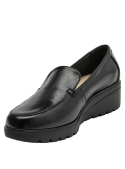 Elegante mocasín femenino en cuero negro, diseño limpio sin decoraciones, perfecto para el trabajo.