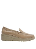 Calzado mocasín de charol beige para mujer, perfecto para un look casual-chic con comodidad y elegancia.
