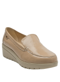 Mocasín de cuero beige claro para mujer, sofisticado y versátil para combinar con diferentes atuendos.