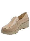 Elegante mocasín de cuero beige con suela de cuña para mayor comodidad y estilo casual-chic.