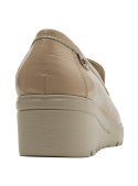 Mocasín de mujer en cuero beige brillante con hebilla decorativa, ideal para ocasiones semi-formales.