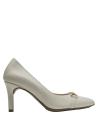 Zapato formal beige de cuero con ornamento dorado, combina elegancia y modernidad.