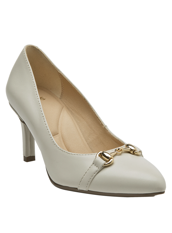Zapato de mujer en cuero beige, sofisticado con aplique dorado, versátil para distintos eventos.