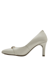 Zapato formal de cuero beige con punta fina y aplique dorado, estilo clásico contemporáneo.