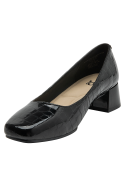 Zapato de mujer negro de cuero charol con textura de reptil y tacón cuadrado.