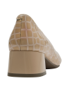 Elegante zapato de cuero beige, textura de cocodrilo, versátil para eventos formales y semi-formales.