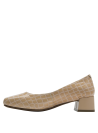 Calzado formal de cuero beige, estilo sofisticado para mujer, con taco medio cuadrado y acabado brillante.
