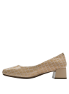 Calzado formal de cuero beige, estilo sofisticado para mujer, con taco medio cuadrado y acabado brillante.
