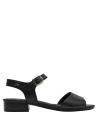 Sandalia minimalista de cuero negro con detalles dorados, combina elegancia y comodidad.