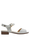 Taco bajo cuadrado en sandalia blanca de cuero, ideal para primavera y verano.