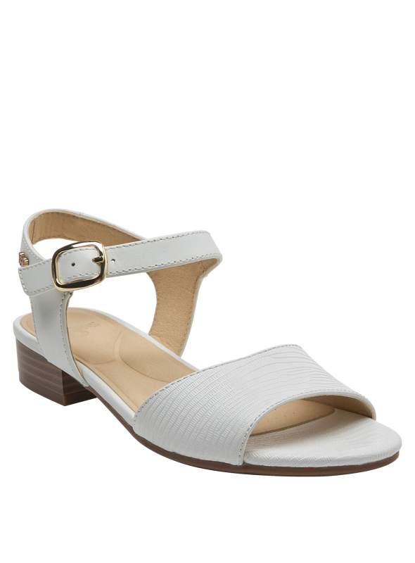 Sandalia de cuero blanca con textura sutil y hebilla decorativa en el tobillo.
