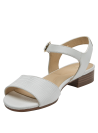 Sandalia de mujer blanca de cuero con tira frontal acanalada y hebilla dorada elegante.