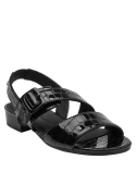 Sandalia versátil de cuero negro con acabado llamativo y moderno.