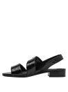 Sandalia elegante de cuero negro con correas cruzadas y hebilla decorativa.