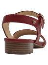 Sandalia roja de cuero para mujer con diseño elegante y textura acanalada.