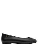 Versátil ballerina negra de cuero con diseño refinado y detalle charolado en la puntera.