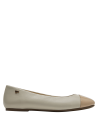 Ballerina formal de cuero beige claro, punta charol oscuro, estilo minimalista.
