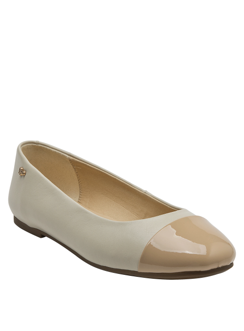 Ballerina de cuero beige con detalle lateral, diseño versátil y sofisticado.
