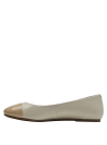 Detalle decorativo lateral en ballerina de cuero beige para mujer, estilo formal.
