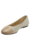 Ballerina de cuero beige claro con punta en charol oscuro, diseño minimalista y elegante.