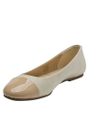 Ballerina de cuero beige claro con punta en charol oscuro, diseño minimalista y elegante.