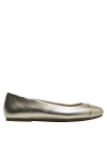 Zapato ballerina de cuero dorado, versátil para looks formales y casuales.