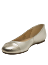 Calzado formal de cuero dorado, estilo minimalista y sofisticado para mujer.