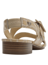 Sandalia beige de mujer en cuero efecto charol texturizado, estilo formal elegante y sofisticado.