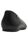 Ballerina de cuero negro para mujer con puntera charolada y aplique metálico lateral.