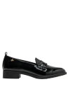 Zapato formal de mujer en charol negro, combina lujo discreto con estabilidad y estilo clásico.