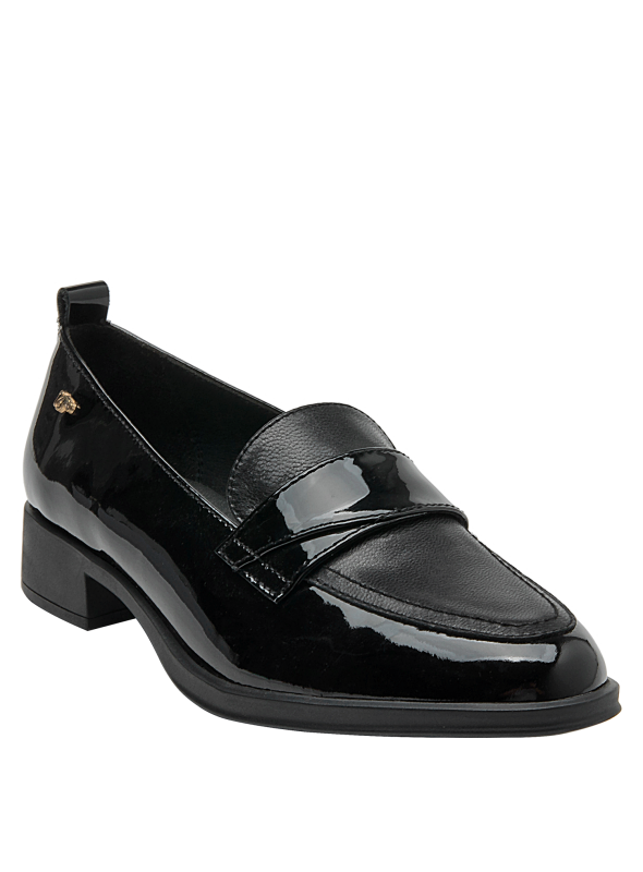 Calzado de charol negro para mujer, diseño atemporal con textura contrastante y comodidad duradera.