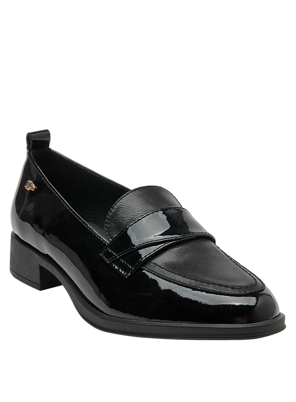 Calzado de charol negro para mujer, diseño atemporal con textura contrastante y comodidad duradera.