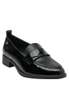 Calzado de charol negro para mujer, diseño atemporal con textura contrastante y comodidad duradera.