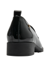 Elegante zapato de cuero negro para mujer, sofisticado y versátil para oficina o eventos semiformales.