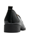 Elegante zapato de cuero negro para mujer, sofisticado y versátil para oficina o eventos semiformales.