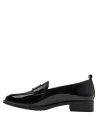 Mocasín de charol negro para mujer, ideal para entornos formales, con tacón bajo y diseño minimalista.