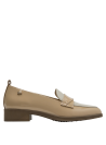 mocasín de cuero beige con detalle distintivo en la lengüeta, perfecto para ocasiones formales.
