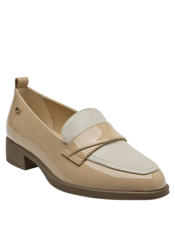 zapato de charol beige para mujer, ideal para un look chic y profesional.
