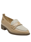 zapato de charol beige para mujer, ideal para un look chic y profesional.