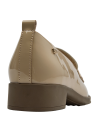 mocasín elegante de cuero beige con combinación de texturas brillantes y mates.