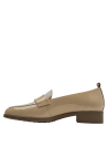 zapato formal beige de charol para mujer, destacando su diseño sobrio y sofisticado.