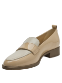 mocasín de cuero beige para mujer con acabado charol brillante y detalle decorativo en la lengüeta.